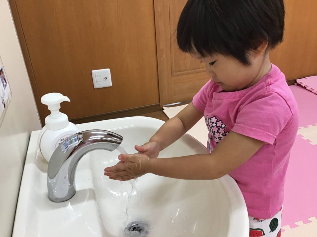 手洗いをする園児の様子
