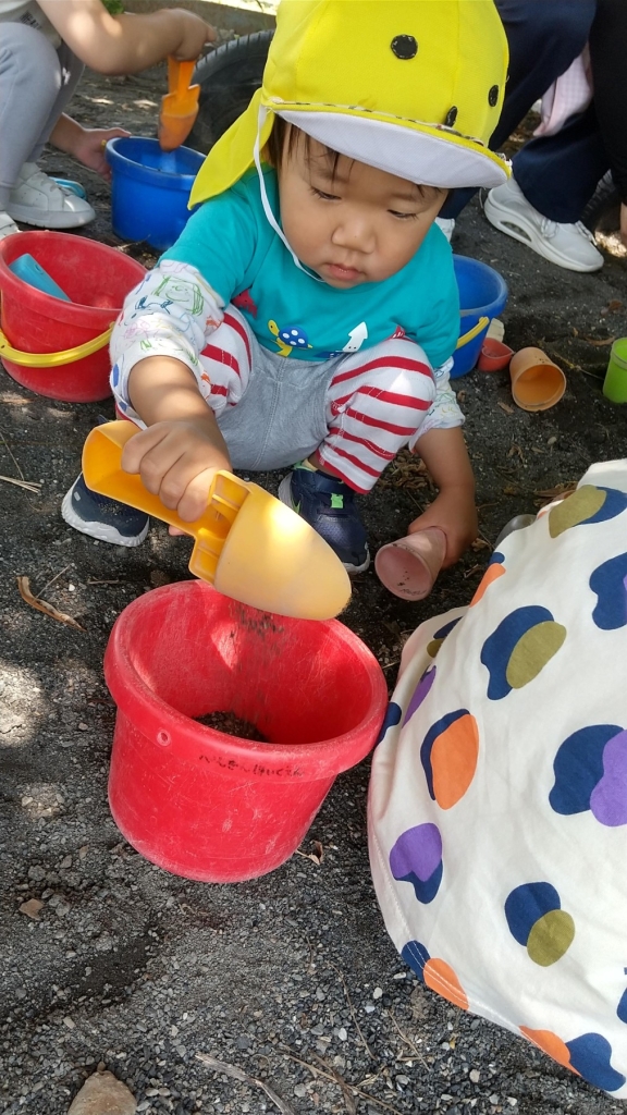砂場で遊ぶ園児