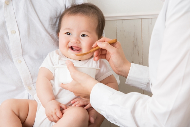 離乳食を食べる赤ちゃんの様子⓸