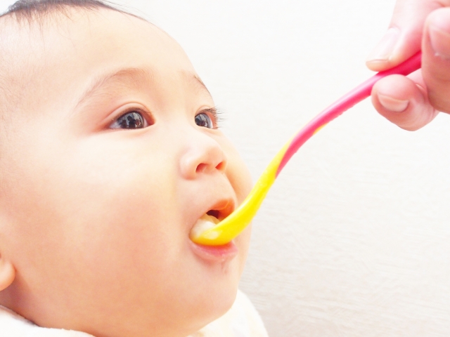 離乳食を食べる赤ちゃんの様子⑦