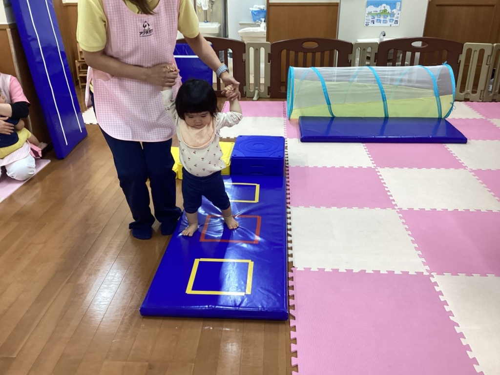 ５月運動プログラムの様子(1歳児:階段ブロック)