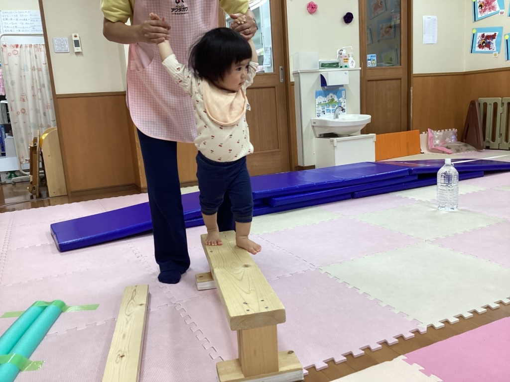 5月運動プログラムの様子(1歳児:平均台)