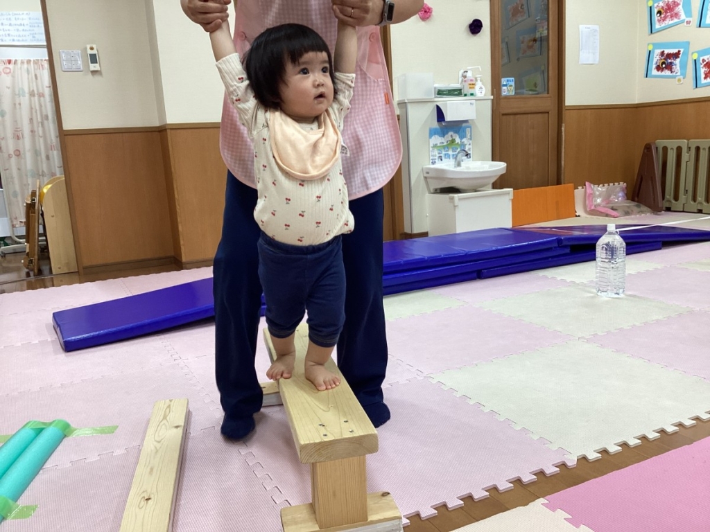 5月運動プログラムの様子(1歳児:平均台)