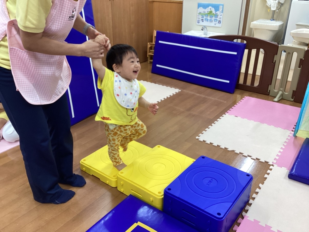 ５月運動プログラムの様子(1歳児:階段ブロック)