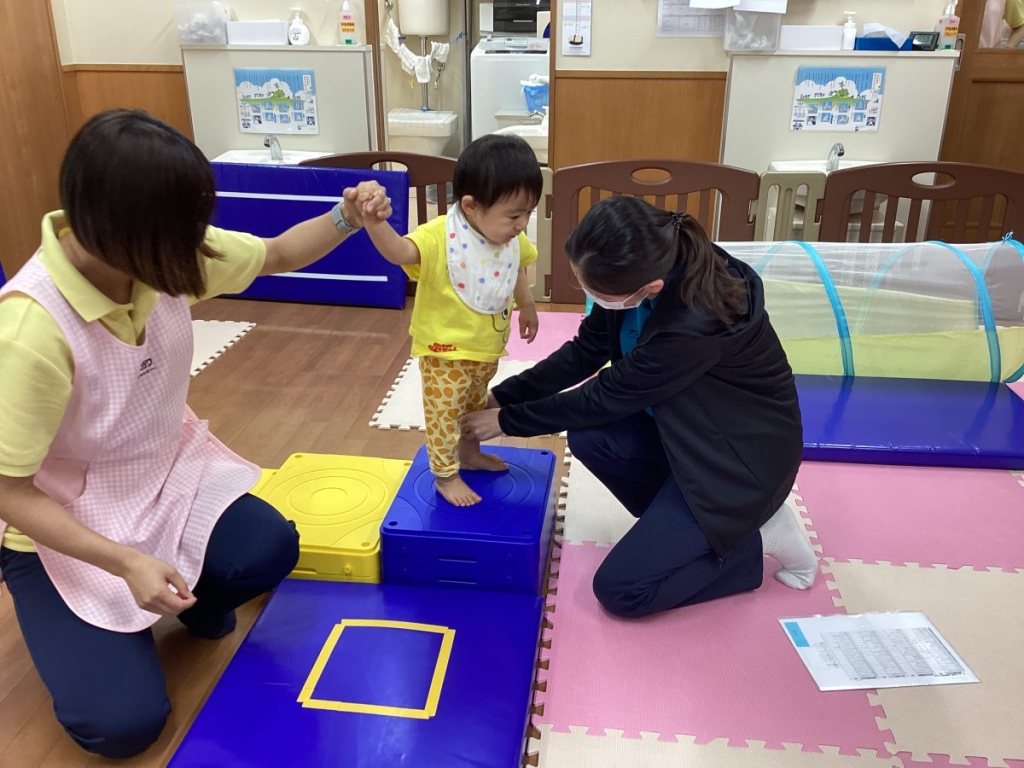 ５月運動プログラムの様子(1歳児:階段ブロック)