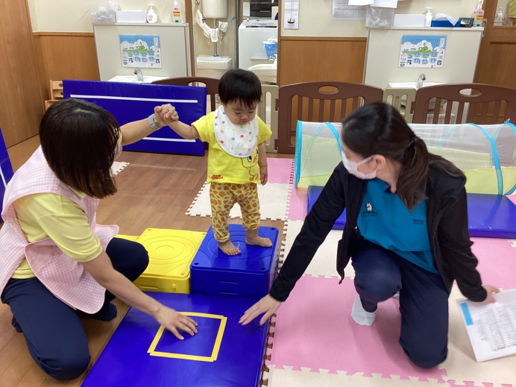 ５月運動プログラムの様子(1歳児:階段ブロック)