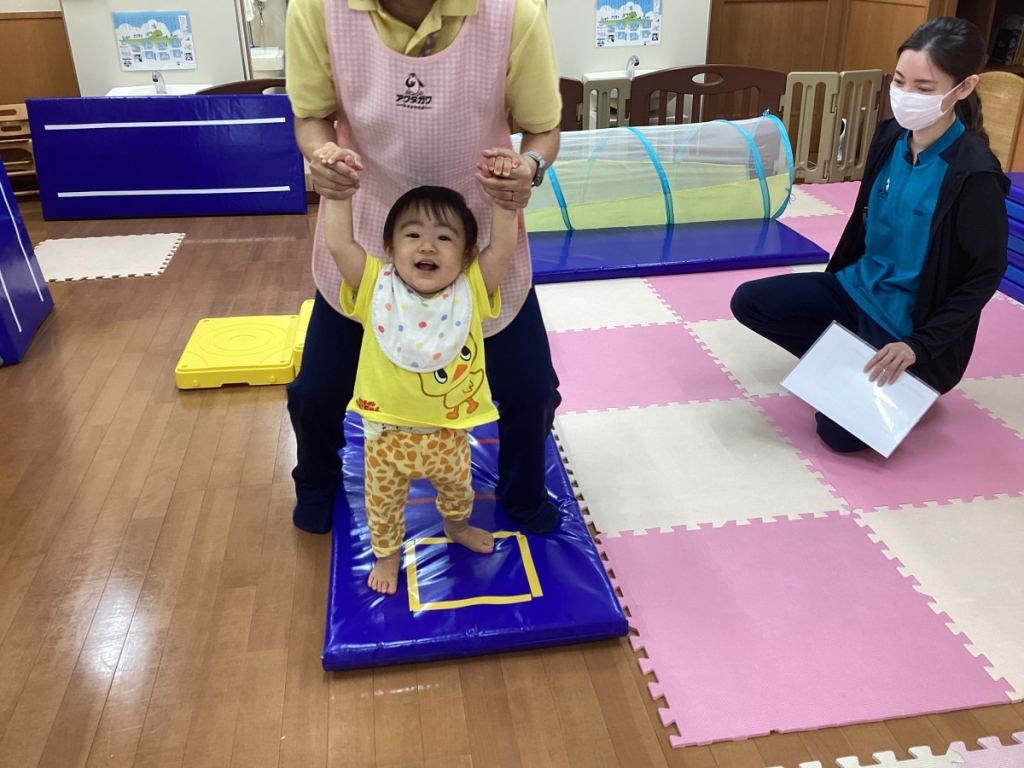 ５月運動プログラムの様子(1歳児:階段ブロック)