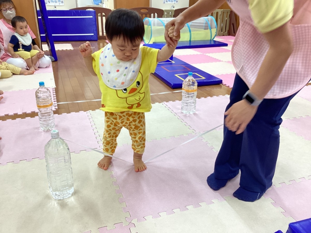 5月運動プログラムの様子(1歳児:ゴム跨ぎ)