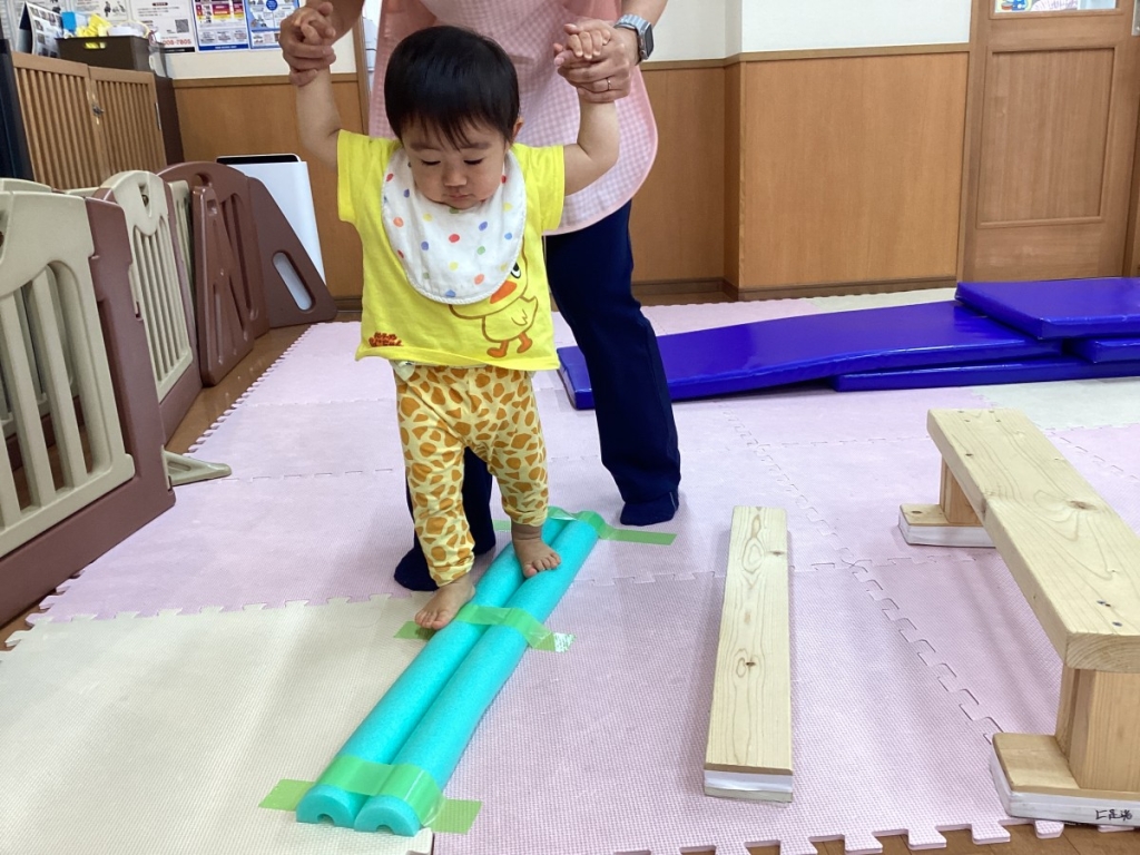 5月運動プログラムの様子(1歳児:平均台)