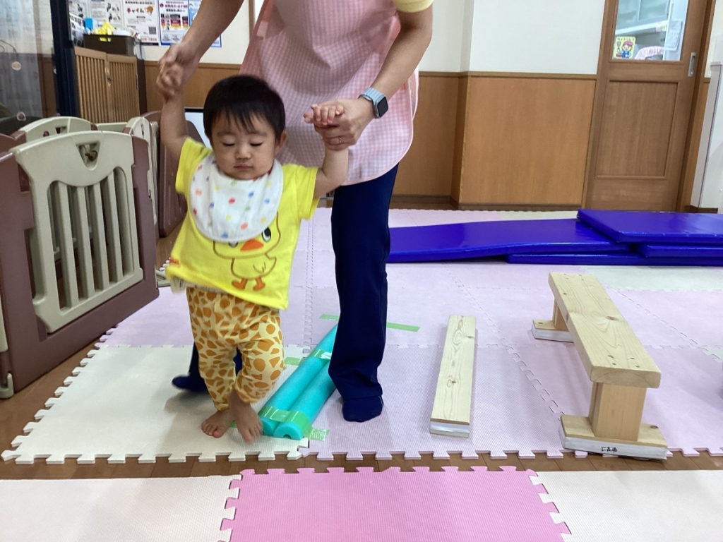 5月運動プログラムの様子(1歳児:平均台)