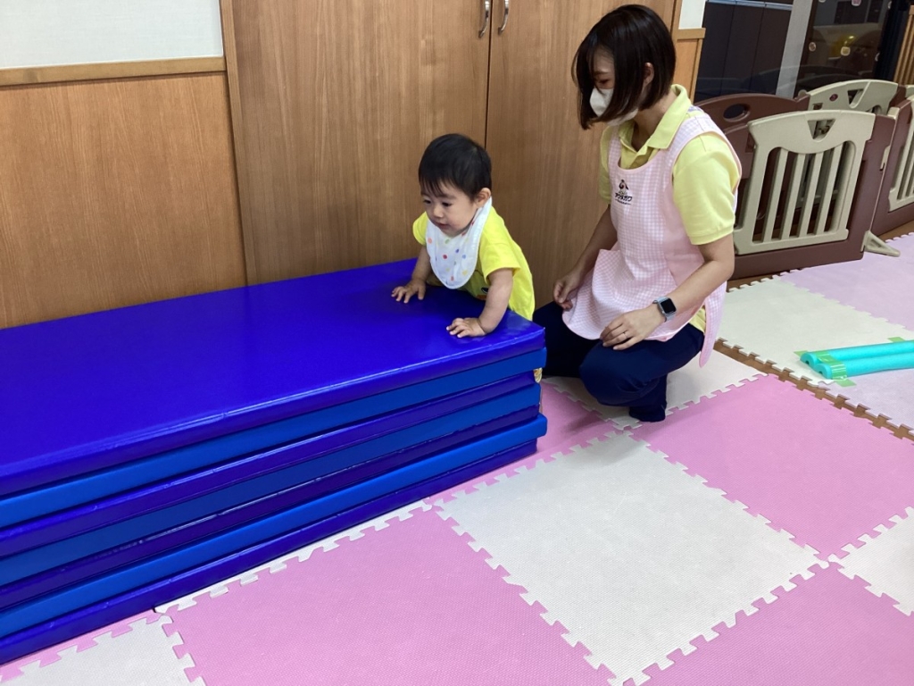 5月運動プログラムの様子(1歳児:)マット昇り降り)