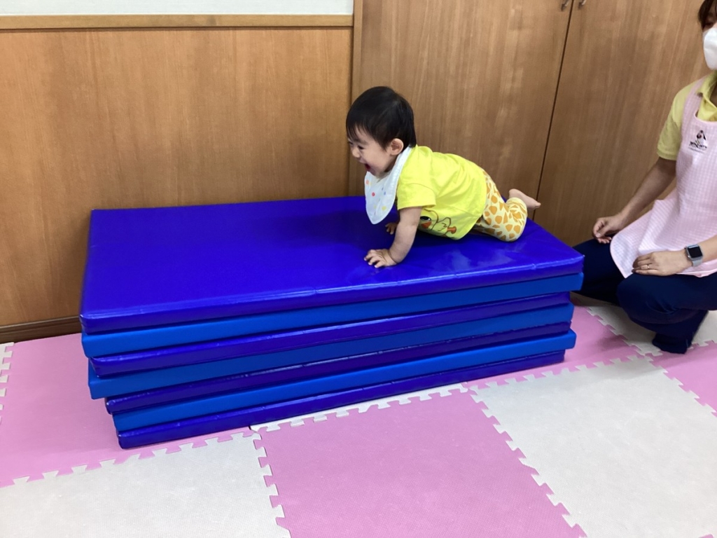 5月運動プログラムの様子(1歳児:)マット昇り降り)