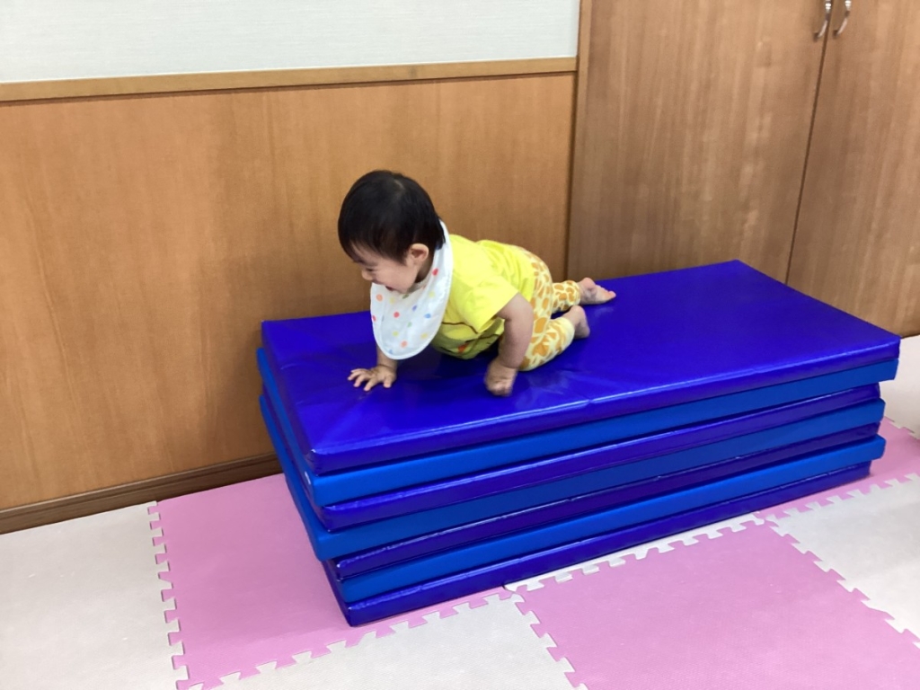 5月運動プログラムの様子(1歳児:)マット昇り降り)