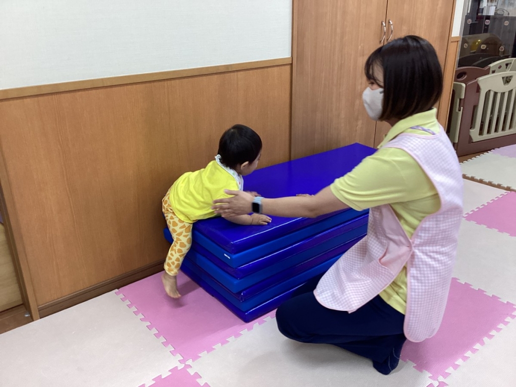 5月運動プログラムの様子(1歳児:)マット昇り降り)