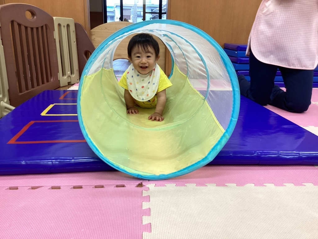 5月運動プログラムの様子(1歳児:)トンネル)