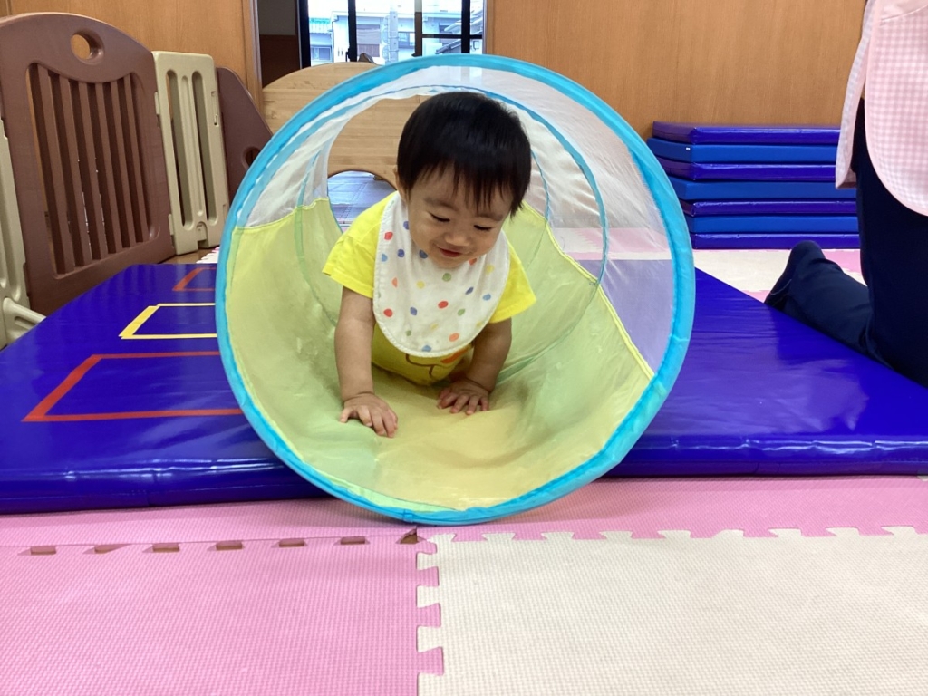 5月運動プログラムの様子(1歳児:)トンネル)