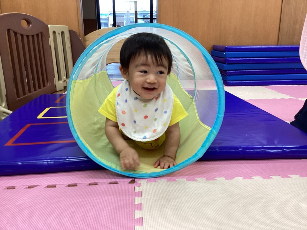 5月運動プログラムの様子(1歳児:)トンネル)