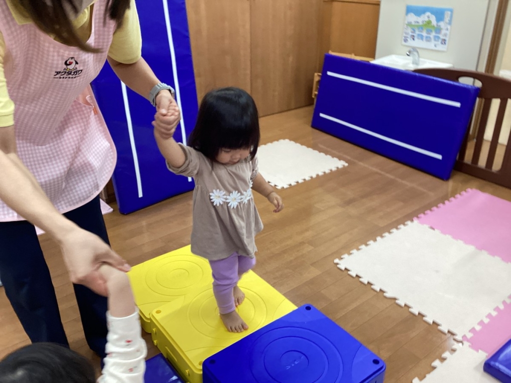 ５月運動プログラムの様子(1歳児:階段ブロック)