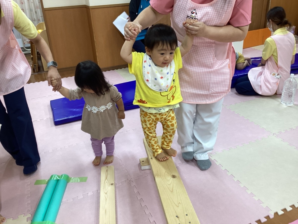 5月運動プログラムの様子(1歳児:平均台)