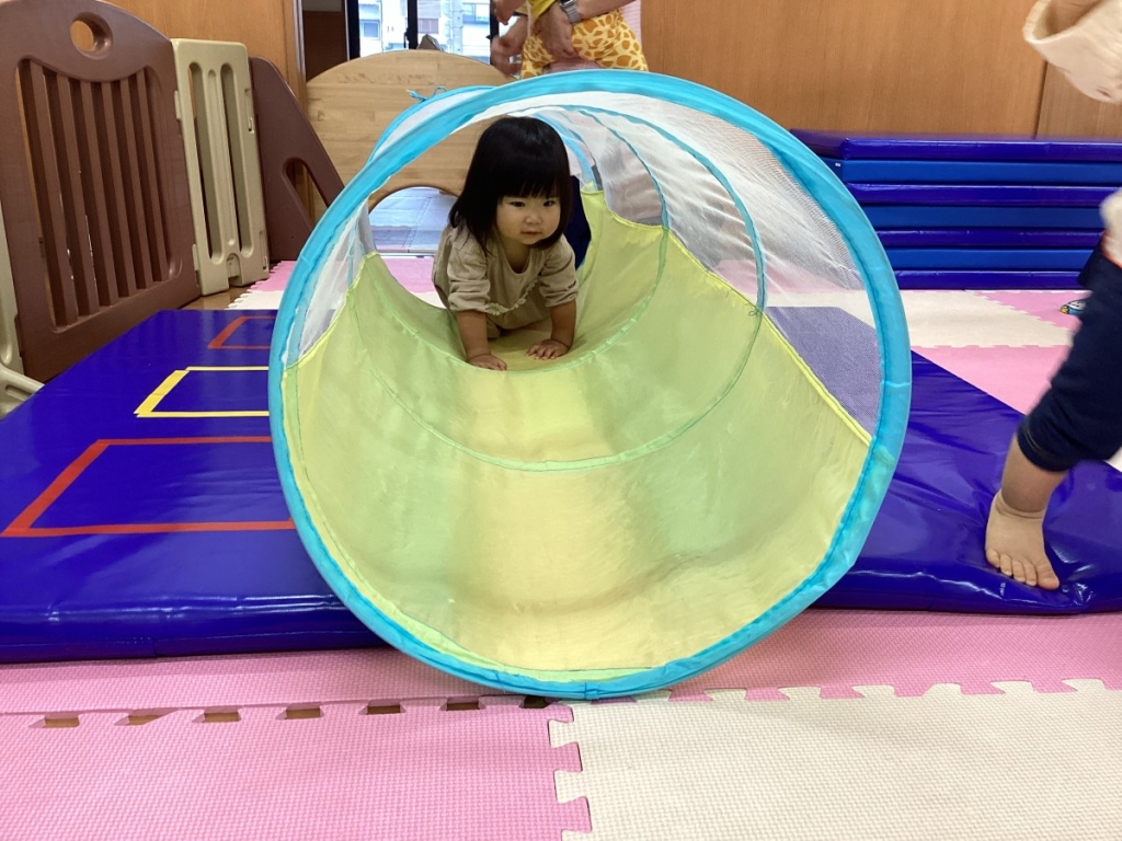 5月運動プログラムの様子(1歳児:)トンネル)