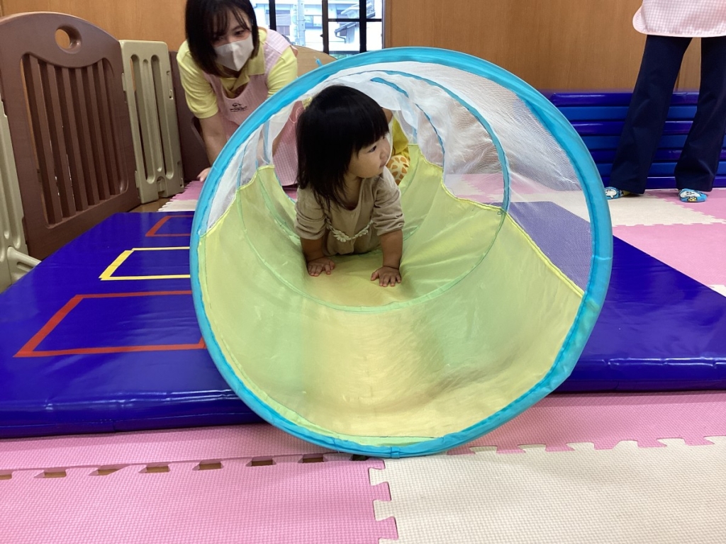 5月運動プログラムの様子(1歳児:)トンネル)