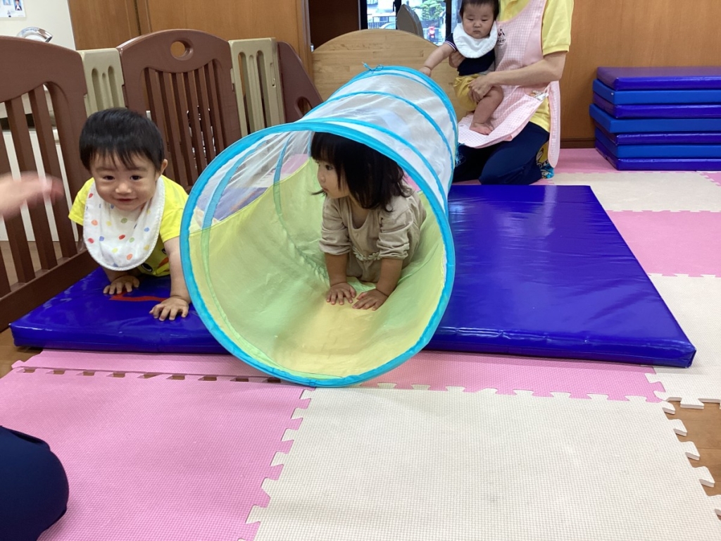 5月運動プログラムの様子(1歳児:)トンネル)