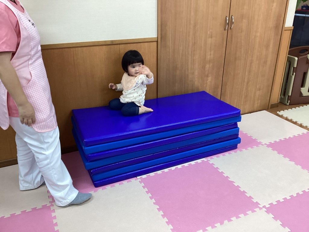 5月運動プログラムの様子(1歳児:)マット昇り降り)