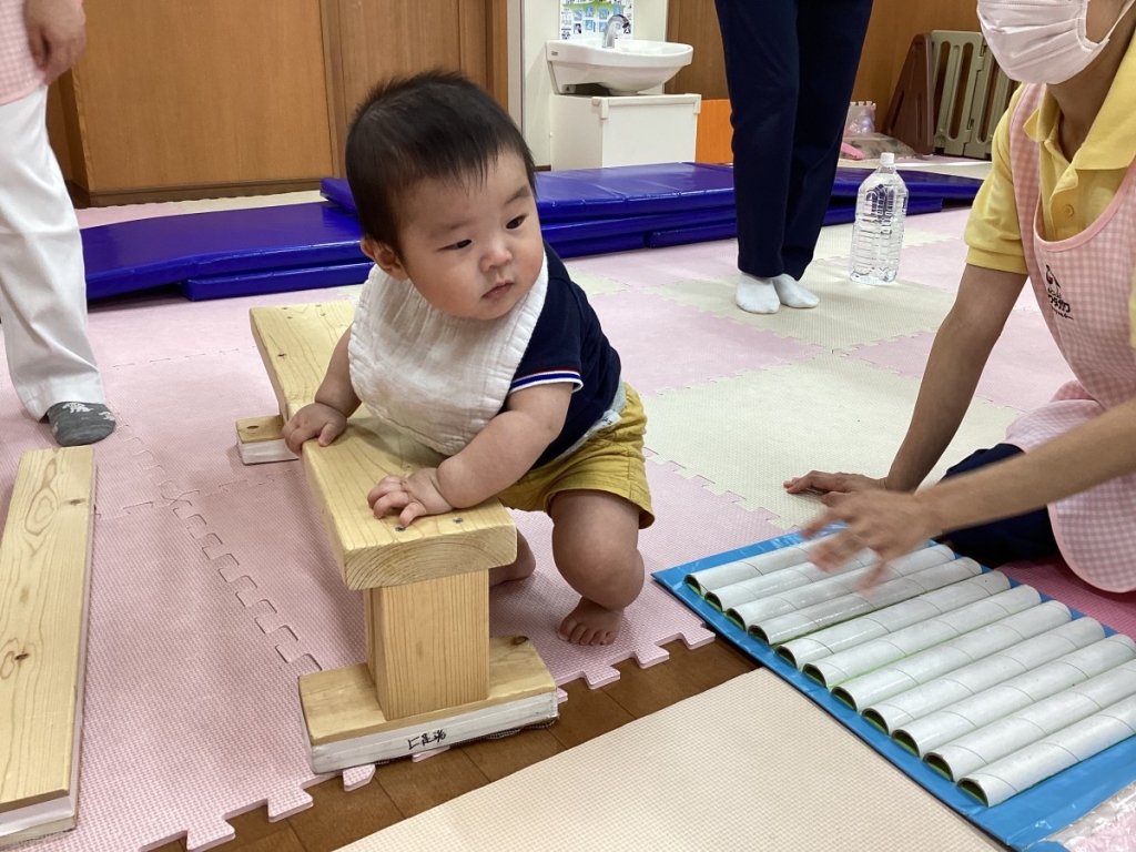 5月運動プログラムの様子(平均台)