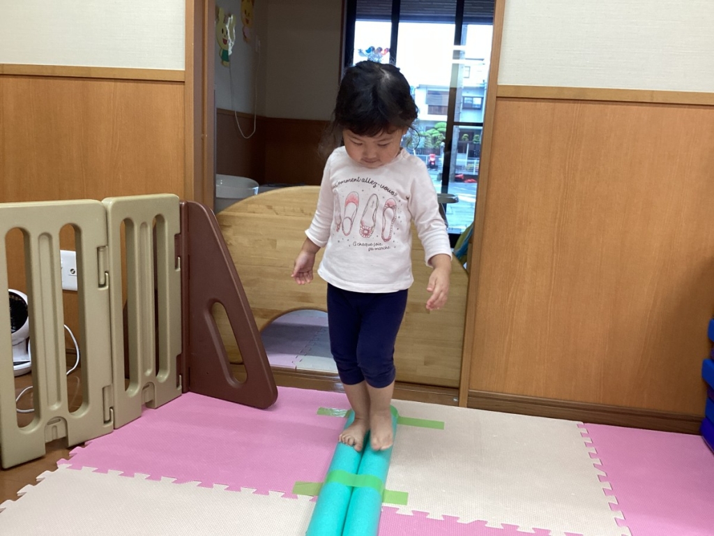 5月運動プログラムの様子(2歳児：平均台)