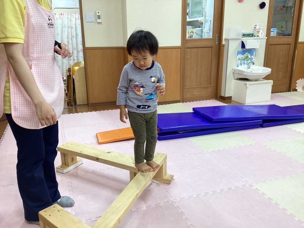 5月運動プログラムの様子(2歳児：平均台)