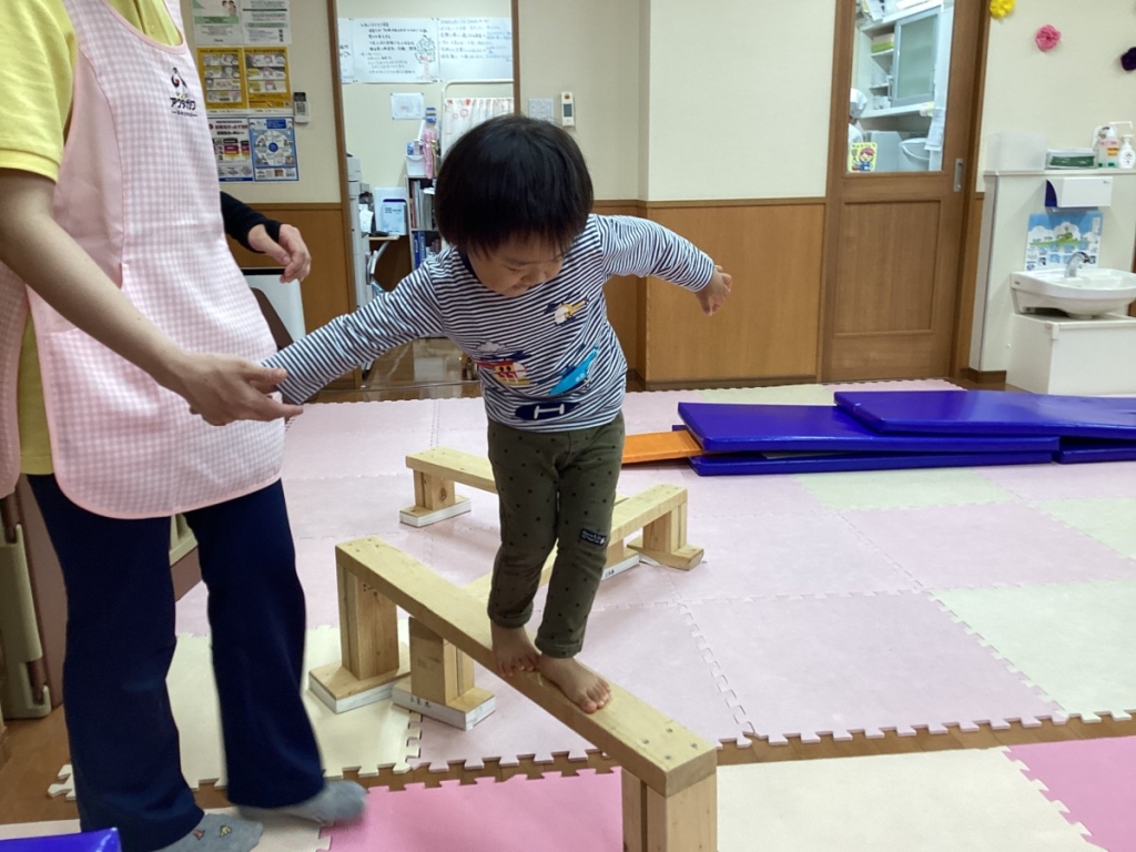 5月運動プログラムの様子(2歳児：平均台)