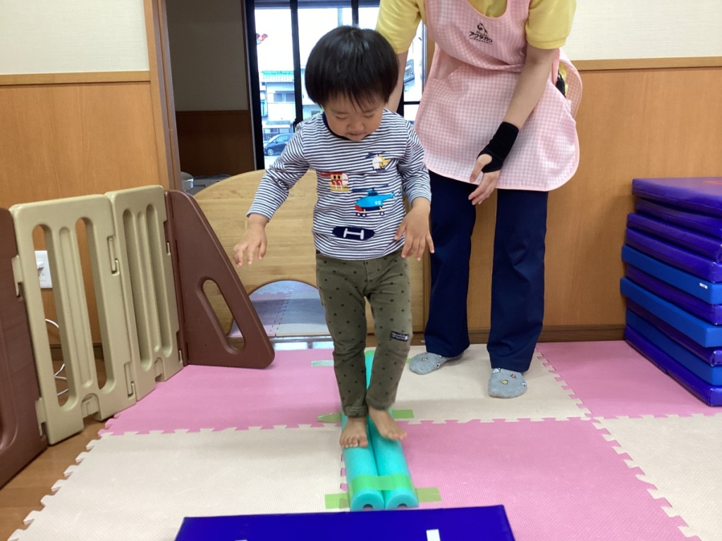 5月運動プログラムの様子(2歳児：平均台)