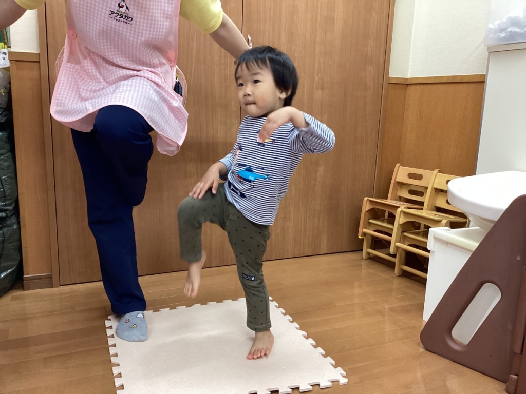 5月運動プログラムの様子(2歳児：片足立ち)