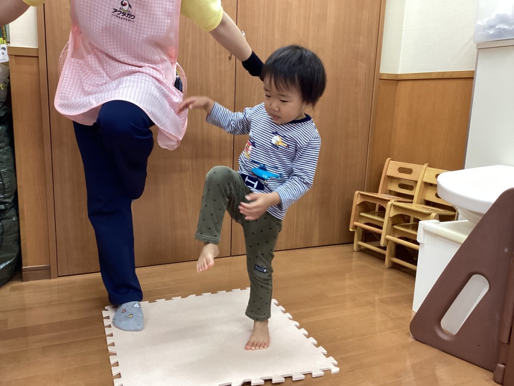 5月運動プログラムの様子(2歳児：片足立ち)