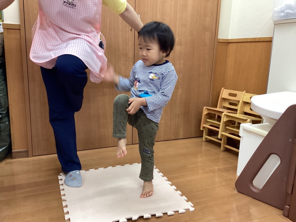 5月運動プログラムの様子(2歳児：片足立ち)