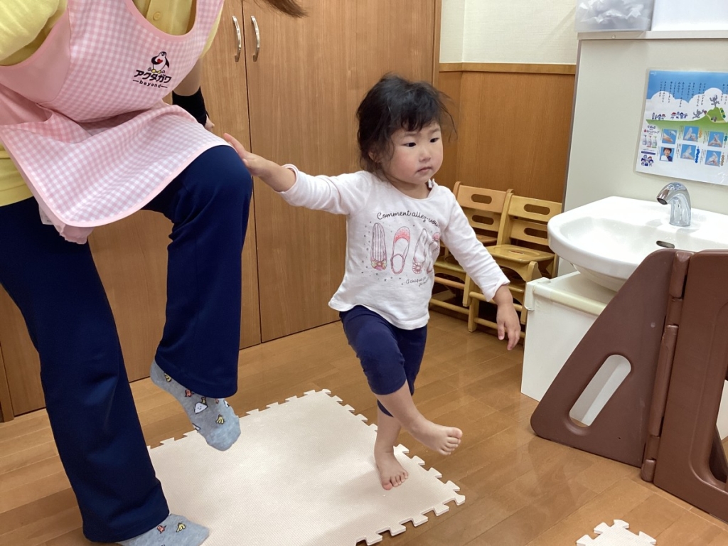 5月運動プログラムの様子(2歳児：片足立ち)