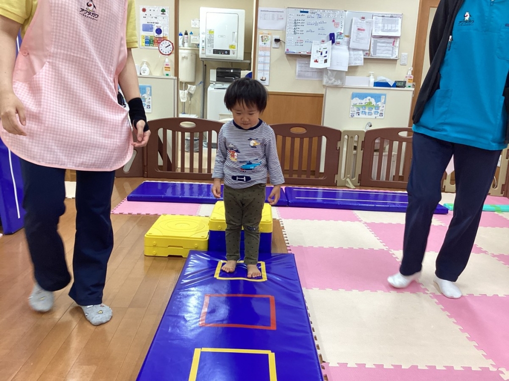 5月運動プログラムの様子(２歳児：階段上り降り)