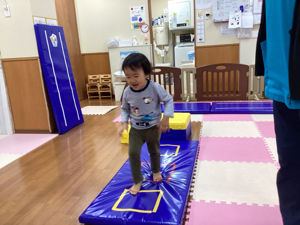 5月運動プログラムの様子(２歳児：階段上り降り)