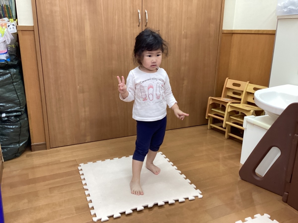 5月運動プログラムの様子(2歳児：片足立ち)