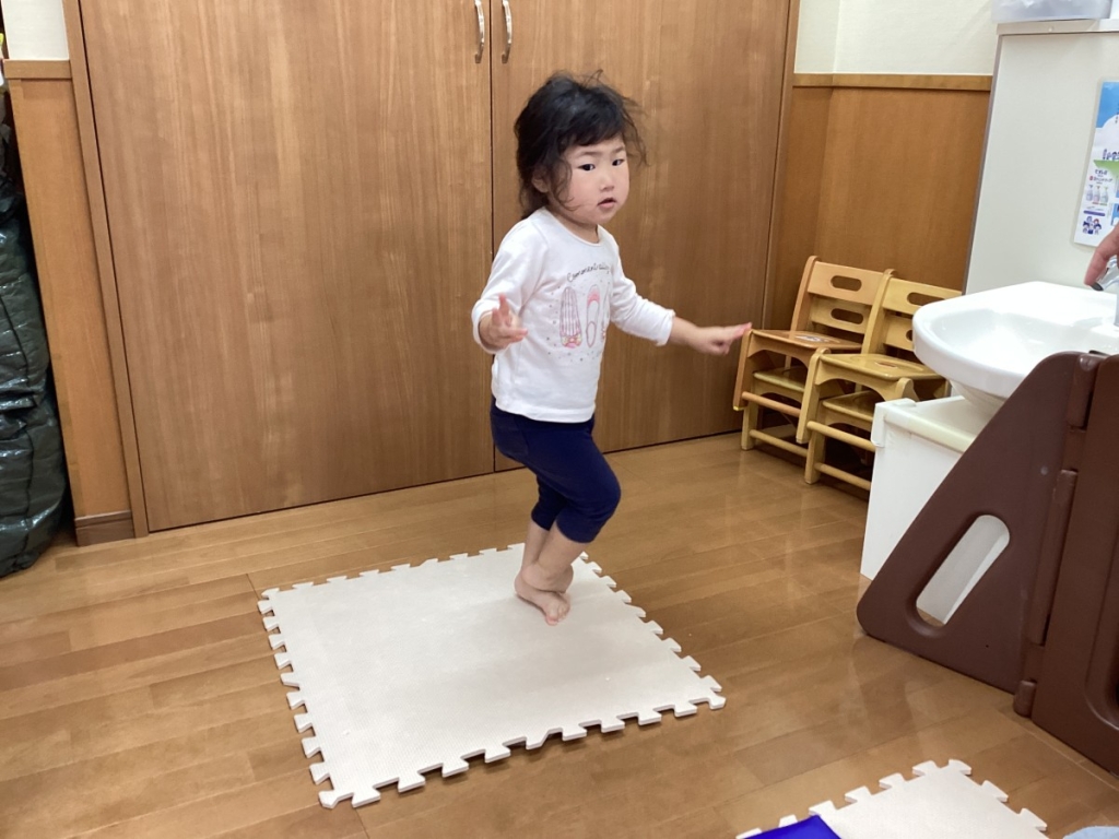 5月運動プログラムの様子(2歳児：片足立ち)