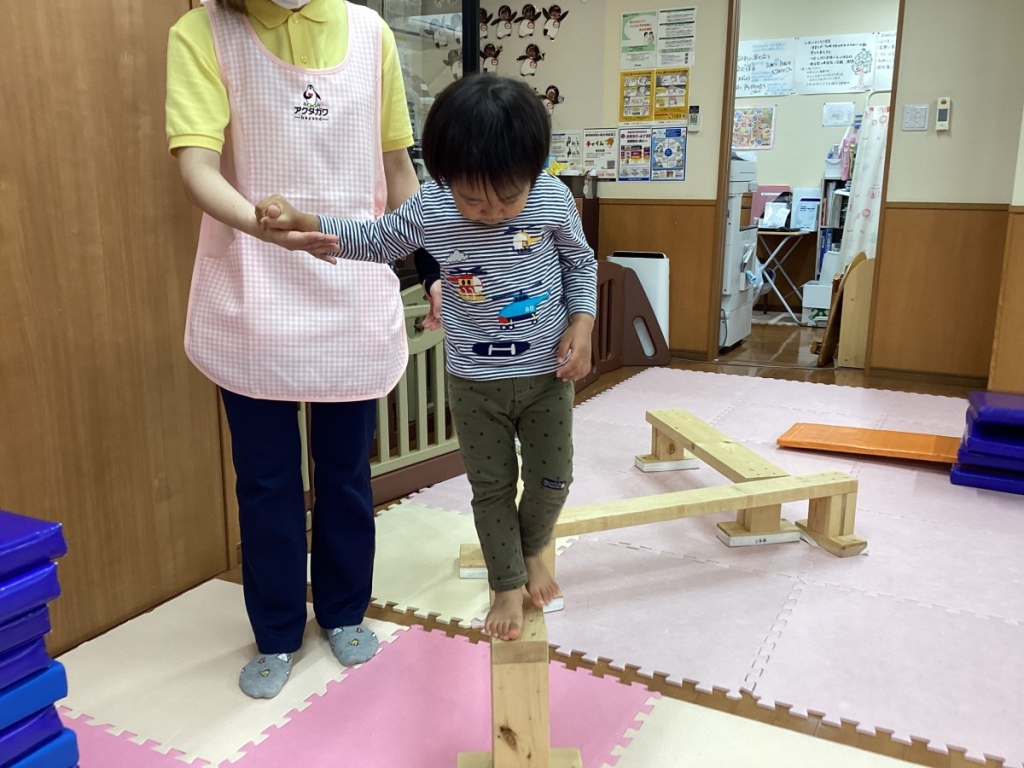 5月運動プログラムの様子(2歳児：平均台)