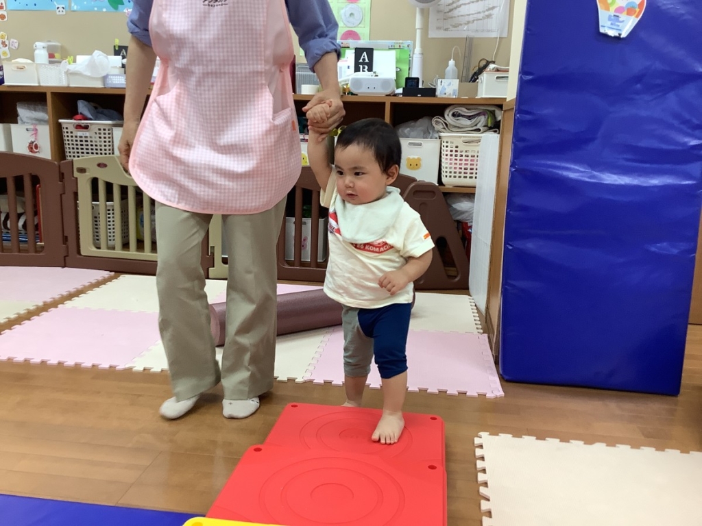 6月運動プログラムの様子(1歳児クラス・階段～ゴム跨ぎ)