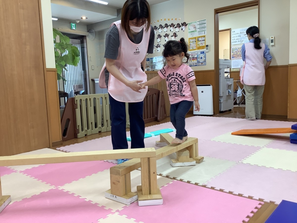 6月運動プログラムの様子(2歳児クラス・平均台)