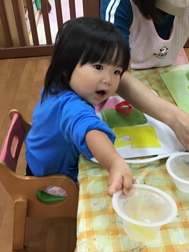 寒天で遊ぶ1歳児