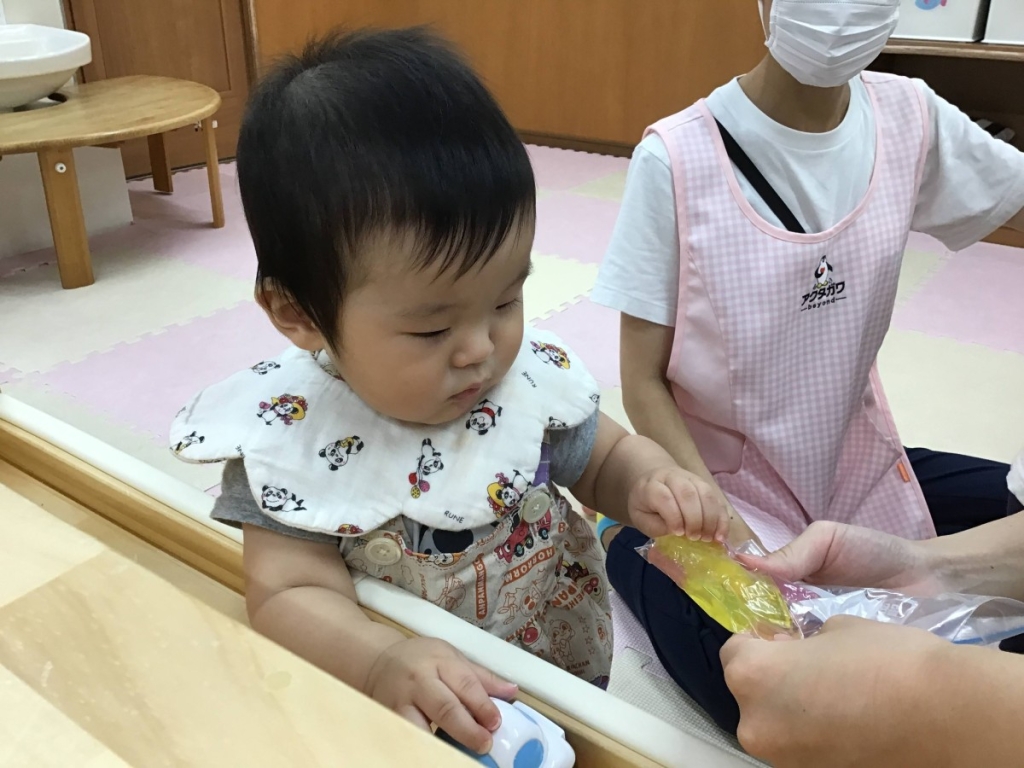 寒天の感触を楽しむ0歳児