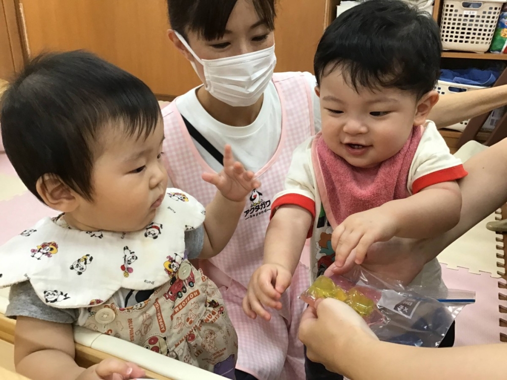 寒天の感触を楽しむ0歳児