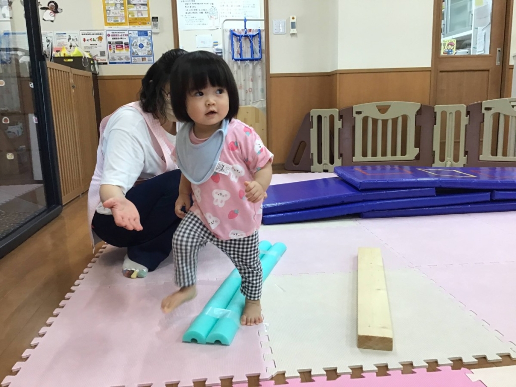 7月運動プログラムの様子(いるか組・平均台)