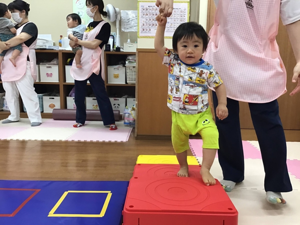 7月運動プログラムの様子(いるか組・階段ブロック)