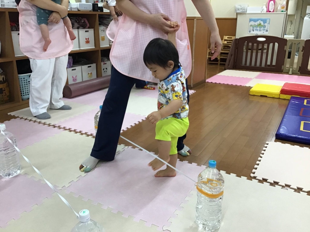 7月運動プログラムの様子(いるか組・ゴム跨ぎ)