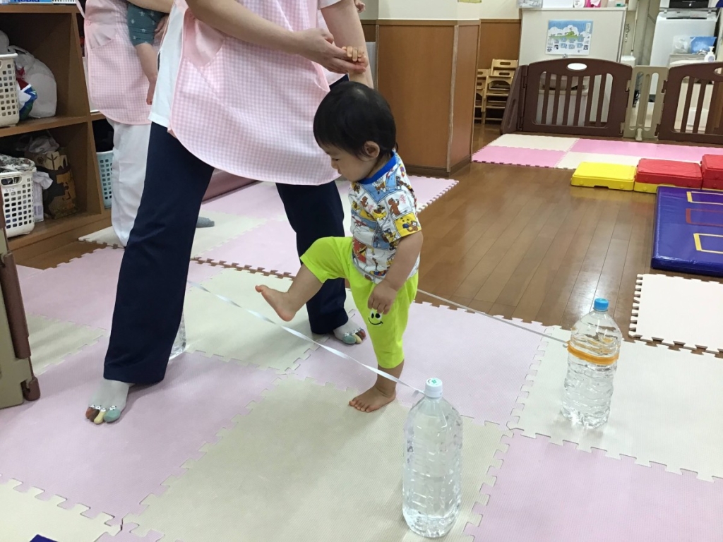 7月運動プログラムの様子(いるか組・ゴム跨ぎ)